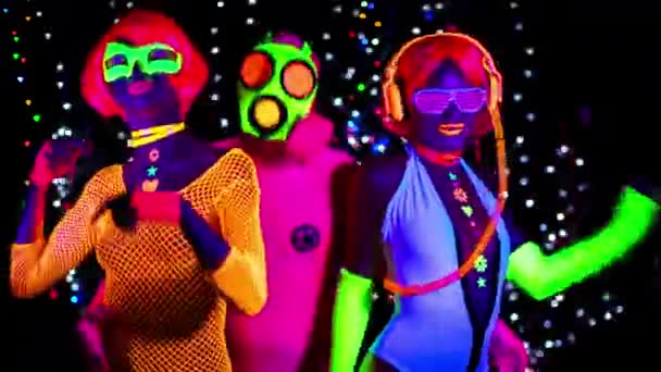 Twee Vrouwen Een Man Een Gasmasker Fluorescerende Kleding Dansen — Stockvideo