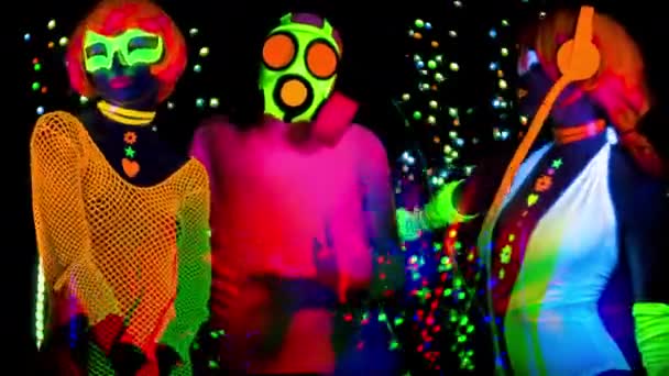 Twee Vrouwen Een Man Een Gasmasker Fluorescerende Kleding Dansen — Stockvideo