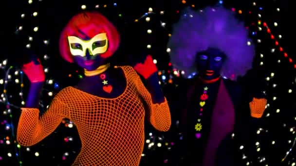 Сексуальные Светящиеся Женщины Флуоресцентной Одежде Ультрафиолетовым Черным Светом — стоковое видео