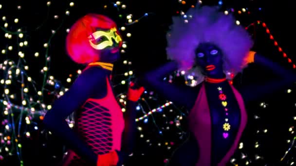Mujeres Brillo Sexy Ropa Fluorescente Bajo Luz Negra — Vídeos de Stock