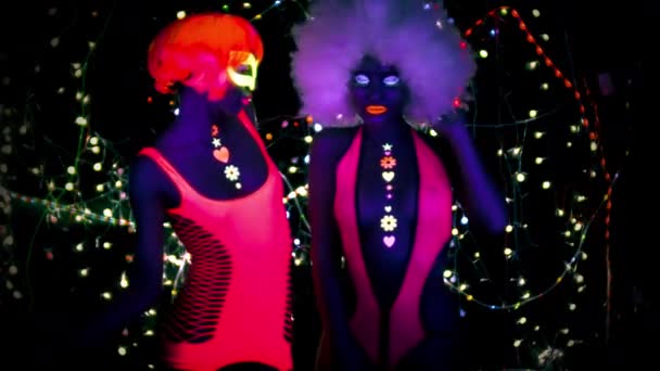 Mulheres Brilho Sexy Roupas Fluorescentes Sob Luz Preta — Vídeo de Stock