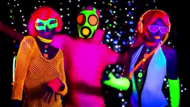 Жінки Хлопець Газовій Масці Флуоресцентному Одязі Під Ультрафіолетовим Чорним Світлом — стокове відео