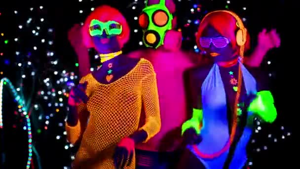 Vrouw Man Gasmasker Fluorescerende Kleding Onder Zwart Licht — Stockvideo