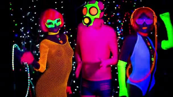 Жінки Хлопець Газовій Масці Флуоресцентному Одязі Під Ультрафіолетовим Чорним Світлом — стокове відео