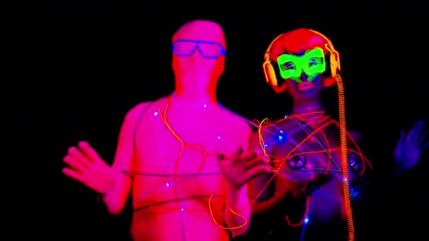 Man Vrouw Fluorescerende Kleding Vastgebonden Samen Met Led Kabels — Stockvideo