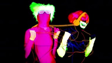 Erkek ve kadın ile birlikte siyah arka plan üzerinde led kabloları bağladım