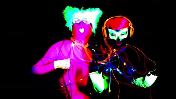 Hombre Mujer Con Ropa Fluorescente Atados Junto Con Cables Led — Vídeos de Stock