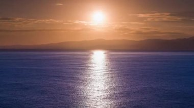 Sicilya 'da Akdeniz üzerinde sabahın erken saatlerinde gün doğumu
