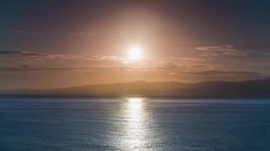 Sicilya 'da Akdeniz üzerinde sabahın erken saatlerinde gün doğumu