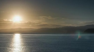 Sicilya 'da Akdeniz üzerinde sabahın erken saatlerinde gün doğumu