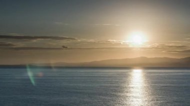 Sicilya 'da Akdeniz üzerinde sabahın erken saatlerinde gün doğumu