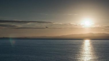 Sicilya 'da Akdeniz üzerinde sabahın erken saatlerinde gün doğumu
