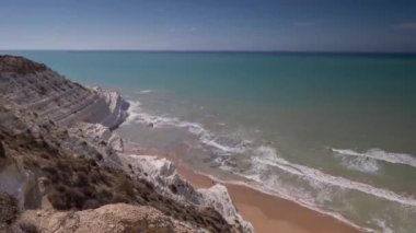 Dalgaları ve denizi olan güzel sahil