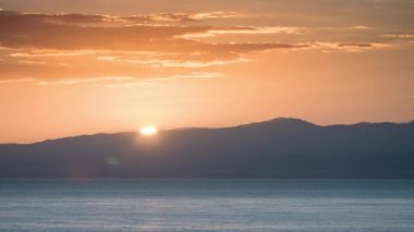 Sicilya 'da Akdeniz üzerinde sabahın erken saatlerinde gün doğumu