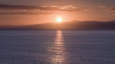 Sicilya 'da Akdeniz üzerinde sabahın erken saatlerinde gün doğumu