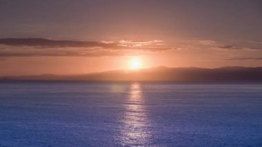 Sicilya 'da Akdeniz üzerinde sabahın erken saatlerinde gün doğumu