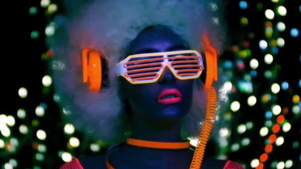 Bailarina Disco Femenina Posando Traje Fluorescente Enorme Peluca Afro — Vídeo de stock