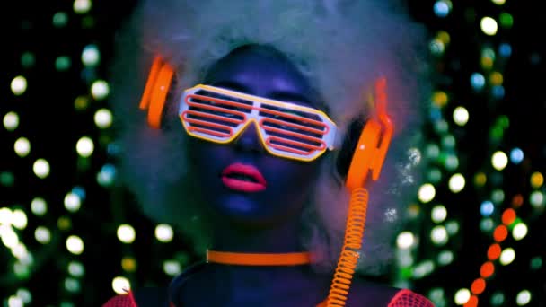 Feminino Dançarina Discoteca Posando Traje Fluorescente Enorme Peruca Afro — Vídeo de Stock