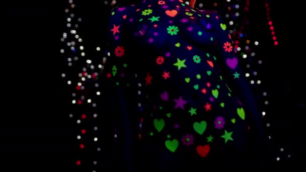 Jeune Femme Attrayante Dans Des Lunettes Fluorescentes Écouteurs Sous Lumière — Video