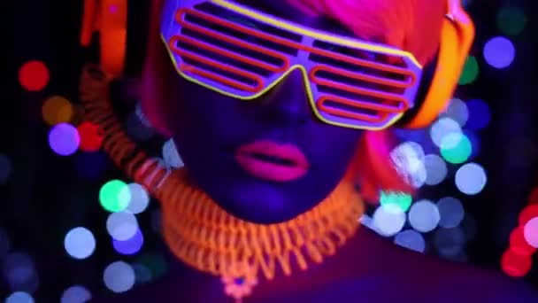 Gloeien uv neon sexy disco vrouwelijke cyber pop robot elektronisch speelgoed — Stockvideo