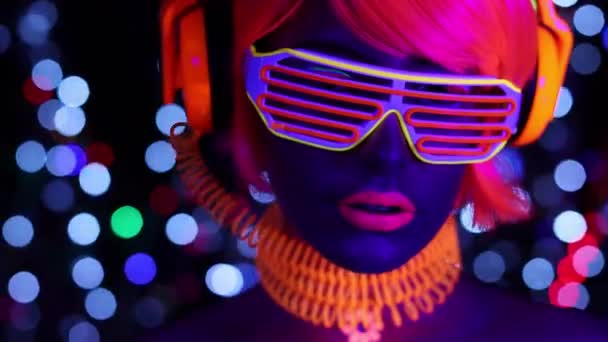Lueur uv néon sexy disco femelle cyber poupée robot jouet électronique — Video