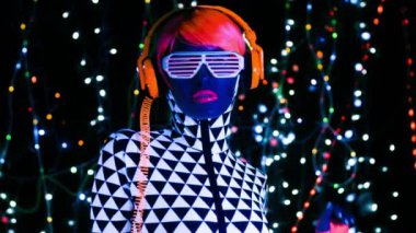 Arka plan ışığı ile Uv ultraviyole ışık altında floresan Giyim seksi kadın