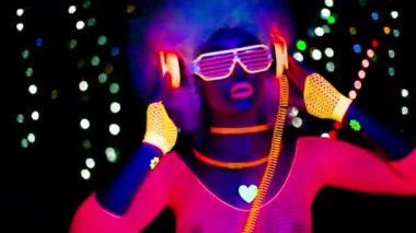 UV floresan kostüm ve büyük afro peruk poz erkek 