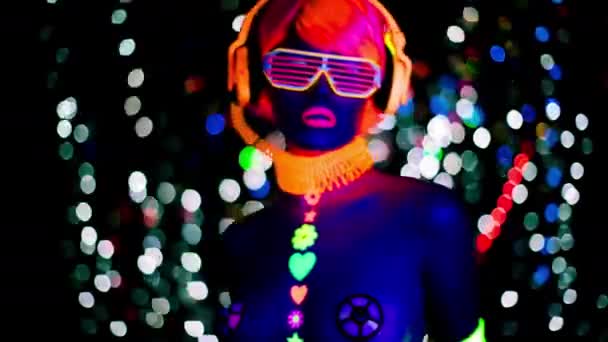 Молодая Привлекательная Женщина Флуоресцентных Очках Наушниках Ультрафиолетовым Излучением — стоковое видео