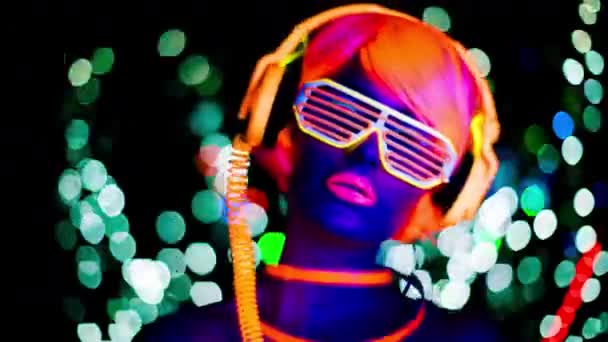 Jeune Femme Attrayante Dans Des Lunettes Fluorescentes Écouteurs Sous Lumière — Video