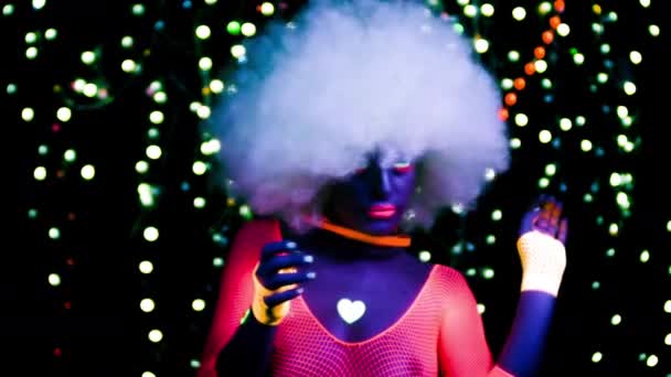 Femme Posant Costume Fluorescent Énorme Perruque Afro — Video