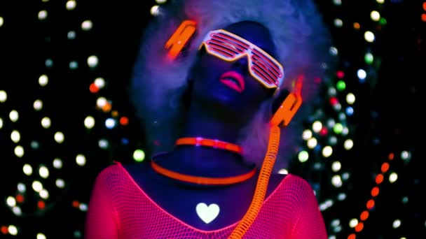 Perempuan Berpose Fluorescent Kostum Dan Wig Afro Besar — Stok Video