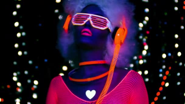 Feminino Posando Traje Fluorescente Enorme Peruca Afro — Vídeo de Stock
