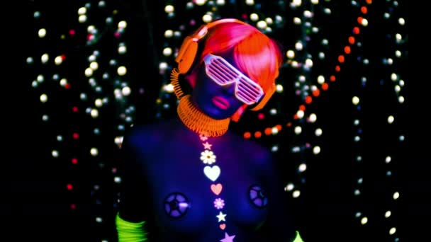 Сексуальная Женщина Флуоресцентных Очках Наушниках Ультрафиолетовым Черным Светом — стоковое видео
