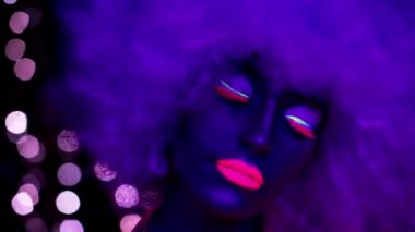 UV floresan kostüm ve büyük afro peruk poz erkek 