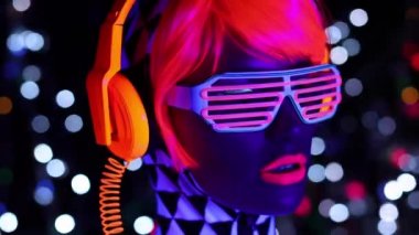 Arka plan ışığı ile Uv ultraviyole ışık altında floresan Giyim seksi kadın