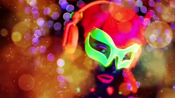 Сексуальная Женщина Флуоресцентных Очках Наушниках Ультрафиолетовым Черным Светом — стоковое видео