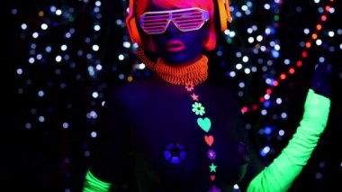 Floresan gözlük ve Uv ultraviyole ışık altında kulaklık fantastik seksi kadın