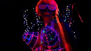 Uv ultraviyole ışık altında poz floresan Kulaklığımda seksi kadın