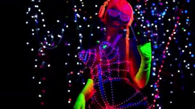 Uv ultraviyole ışık altında poz floresan Kulaklığımda seksi kadın
