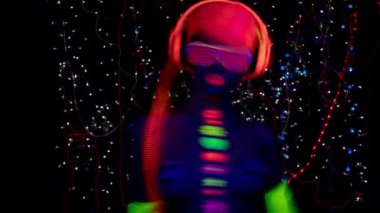 Uv ultraviyole ışık altında poz floresan Kulaklığımda seksi kadın