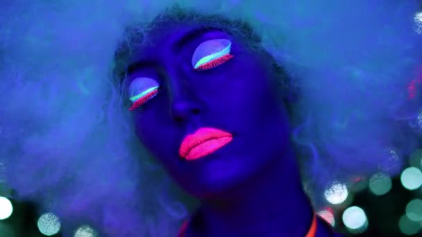 Frau Posiert Leuchtstoffkostüm Und Riesiger Afro Perücke — Stockvideo