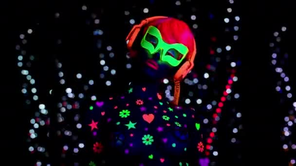 Fantastische Sexy Vrouw Fluorescerende Glazen Hoofdtelefoon Onder Zwart Licht — Stockvideo
