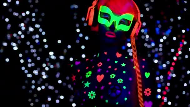 Fantastica Donna Sexy Occhiali Fluorescenti Cuffie Sotto Luce Nera — Video Stock