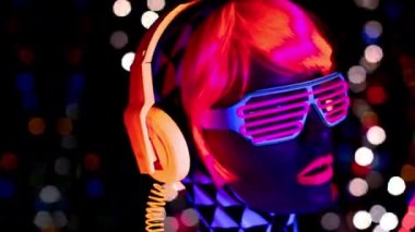 Arka plan ışığı ile Uv ultraviyole ışık altında floresan Giyim seksi kadın