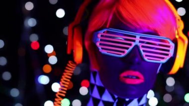 Arka plan ışığı ile Uv ultraviyole ışık altında floresan Giyim seksi kadın