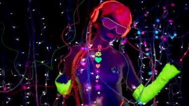 Uv ultraviyole ışık altında poz floresan Kulaklığımda seksi kadın