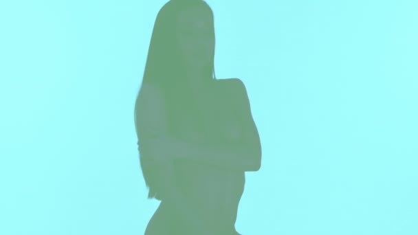 Silhouette Bella Donna Sexy Posa Lentamente Facendo Spogliarello — Video Stock