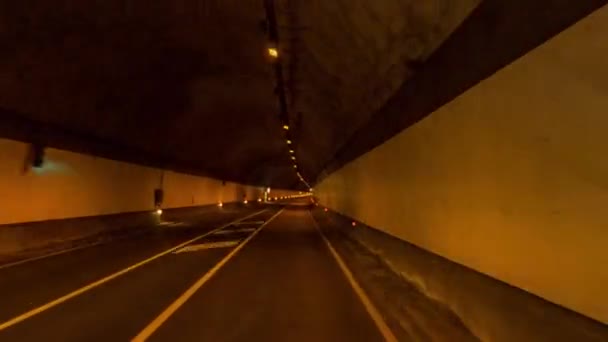 Voitures se déplaçant sur le tunnel à Barcelone avec des lumières .