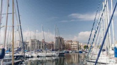 Palermo, İtalya - Ekim, 2016: tekneler ve yatlar küçük balık tutma eğlence limanda palamarla
