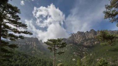 Zaman atlamalı Aiguilles de Bavella Kanyon Corsica, Fransa için kayalık sivri